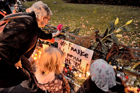 Set---15112015--Vienna,Austria. Gedenkkundgebung vor der französischen Botschaft in Wien zum Gedenken an die Opfer der Terroranschläge am 13. November 2015 in Paris. Rassemblement devant l´ambassade de francaise à Vienne (Autriche) à la mémoire des victimes de l´attentat terroriste à Paris (13.Nov. 2015). People placing candles and flowers at a commemoration for the victims of the terror attacks in Paris (13.11.2015) in front of the french Embassy in Vienna (Austria).